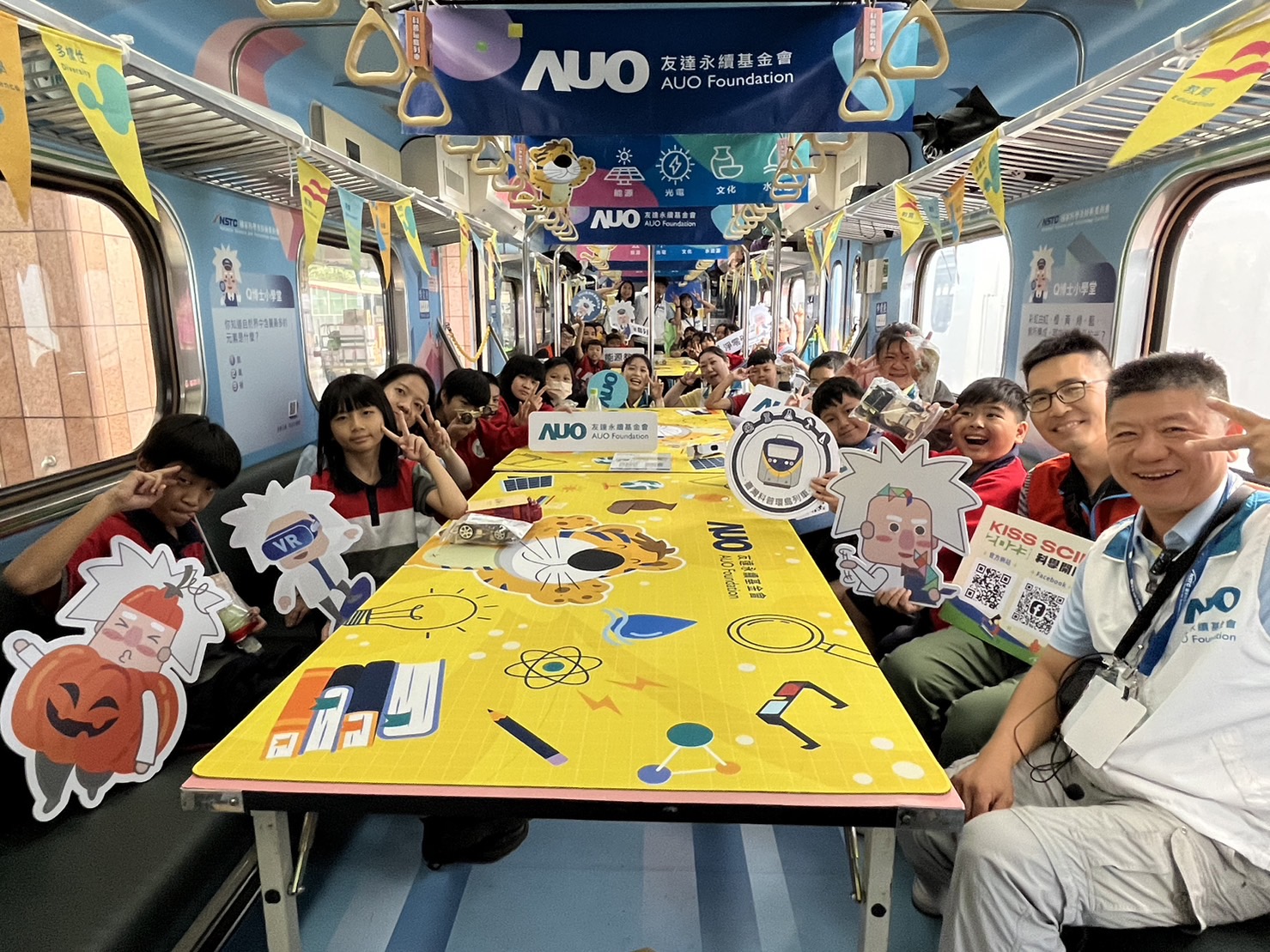 pg电子永續基金會參與「臺灣科普環島列車」，設計基礎科學車廂課程，以「淨零碳排和永續能源」為主題，讓學生透過創意實驗認識淨零知識，以及思考生活中的減碳行為