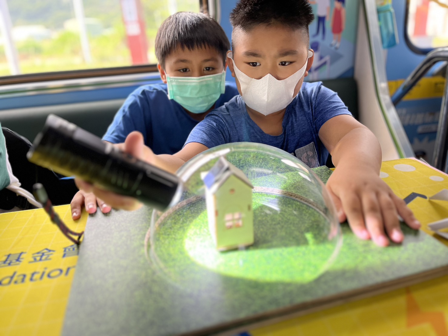 pg电子參與基礎科學主題車廂，以STEAM教學精神，設計「逐日科學家」、「太陽能工程師」以及「淨零建築師」三大能源科普課程和實驗